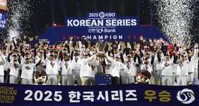 LG트윈스가 한화 이글스와의 한국시리즈 5차전을 이기며 5년 만에 통합 우승을 확정했다. /사진=뉴시스