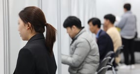 구직자 10명 중 8명은 낮은 연봉 수준을 고려해 중소기업에 지원하지 않은 것으로 나타났다. 사진은 지난달 28일 경기 수원에서 열린 일자리박람회에서 구직자들이 면접을 보던 모습. /사진=뉴스