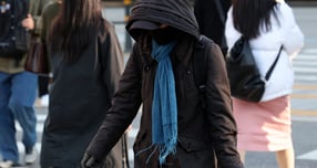 일요일인 2일은 낮부터 강한 바람이 불고 기온이 떨어져 체감 온도가 낮아진다. 사진은 최근 서울 종로구 광화문네거리. /사진=뉴시스