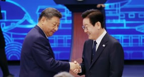 한·중 정상회담이 국빈만찬을 끝으로 마무리됐다. 사진은 이재명(오른쪽) 대통령과 시진핑 중국 국가주석이 1일 경북 소노캄 경주 그랜드볼룸에서 열린 한·중 국빈만찬에서 악수하던 모습. /사진=뉴시스