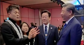 이재명 대통령과 시진핑 주석, 박진영 대중문화교류위원장이 대화 도중 시 주석이 &#039;베이징 공연을 하자&#039;는 제안과 함께 외교부장을 불러 직접 지시했다. /사진=박진영 SNS