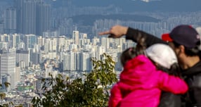 서울 아파트 경매시장 낙찰가율이 3년4개월 만에 100%를 넘어섰다. 사진은 서울 중구 남산에 바라본 서울시내 아파트 모습. /사진=뉴시스