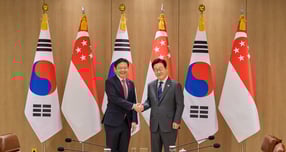 이재명 대통령과 로렌스 웡 싱가포르 총리가 2일 서울 용산 대통령실 청사에서 한-싱가포르 정상회담 기념촬영을 하고 있다. /사진=뉴스1 이재명 기자(대통령실 제공)