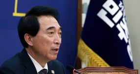 박수현 더불어민주당 수석대변인이 3일 자신의 페이스북에 국민의힘이 형법제324조 강요죄를 범하고 있다고 밝혔다. 사진은 지난 2일 박 수석대변인이 서울 여의도 국회에서 국정감사 등 현안 관련 기자간담회를 하고 있는 모습. /사진=뉴시스