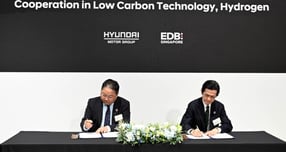 ‘수소 중심 저탄소 기술 개발 기회 발굴을 위한 업무협약(MOU)’ 행사에서 박재하 현대차그룹 글로벌수소비즈니스사업부 상무(왼쪽)와 클라란스 추아(Clarence Chua) EDB 한국∙일본 총괄 이사가 서명하고 있다. /사진=현대차그룹