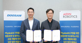 김민표 두산로보틱스 대표(왼쪽)가 최혁렬 에이딘로보틱스 대표와 기념사진을 촬영하고 있다./사진=두산로보틱스