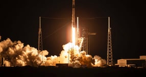 지난 2일(현지시가) 미국 플로리다주 케이프 커너베럴 우주군기지에서 대한민국 정찰위성 5호기가 실린 스페이스X사의 팰컨-9 발사체가 발사되고 있는 모습. /사진=스페이스X