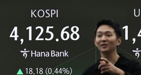 코스피가 상승 출발한 3일 오전 서울 중구 하나은행 본점 딜링룸 현황판에 개장 시황이 나오고 있다./사진=뉴스