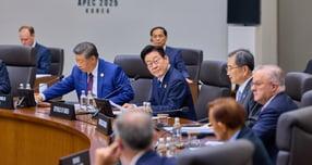 이재명 대통령이 3일 자신의 페이스북에 &quot;모든 APEC 정상회의 일정을 마무리했다&quot;며 글을 게재했다. 사진은 지난 1일 이재명 대통령이 경북 경주시 경주화백컨벤션센터에서 열린 2025 APEC(아시아태평양경제협력체) 정상회의 제2세션에서 참석자 발언을 듣고 있는 모습. /사진=뉴시스(대통령실 제공)