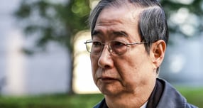 한덕수 전 국무총리가 내란 중요임무 종사 혐의를 부인했다. 사진은 한 전 총리가 3일 서울 서초구 서울중앙지방법원에서 열린 &#039;내란방조·위증 등 혐의&#039; 관련 5차 공판에 출석하고 있는 모습. /사진=뉴시스