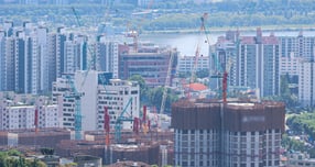 최근 몇 년간 실적 하락을 겪어왔던 건설업계가 연말 인사 시즌에 돌입한다. 실적 방어를 위한 사업 포트폴리오 재조정 등 방식으로 조직 재편이 이뤄질 수 있다는 전망이 나온다. 사진은 남산서울타워 전망대에서 바라본 건설현장 모습. /사진=뉴시스