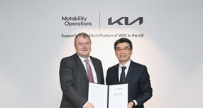 앤드류 밀러(Andrew Miller) 모타빌리티 CEO(왼쪽)와 송호성 기아 사장이 기념 촬영을 하는 모습. /사진=기아