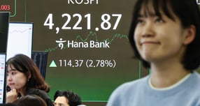 코스피가 4일 하락 출발해 4200선 아래로 후퇴했다. 사진은 서울 중구 하나은행 본점 딜링룸 전광판에 안내된 지난 3일 코스피 종가. /사진=뉴스