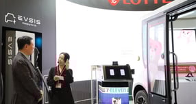 신동빈 롯데그룹 회장이 3일 일본 도쿄 빅 사이트에서 열리고 있는 &#039;재팬모빌리티쇼 2025&#039;의 롯데관을 찾아 그룹의 모빌리티 사업을 점검했다. /사진=롯데