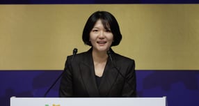  최수연 네이버 대표가 지난달 29일 경북 경주 경주예술의전당에서 열린 &#039;2025 APEC CEO 서밋&#039;에서 &#039;AI 주도 경제&#039;를 주제로 연설하고 있다. /사진=뉴스