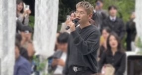 가수 크러쉬가 연인 레드벨벳 조이의 여동생 결혼식에서 축가를 부른 것으로 알려졌다. 사진은 조이의 여동생 결혼식장에서 축가 부르는 가수 크러쉬 모습. /사진=온라인커뮤니티