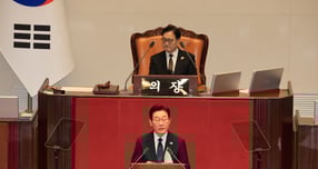 우원식 국회의장은 국민의힘이 이재명 대통령의 국회 시정연설에 참석하지 않기로 하자 &quot;매우 유감스럽다&quot;라고 말했다. 사진은 4일 이재명 대통령이 서울 여의도 국회 본회의장에서 2026년도 예산안 및 기금운용계획안에 대한 시정연설을 하고 있는 모습. /사진=뉴시스