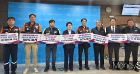 김성호 포스코노동조합 위원장(오른쪽 네번째)와 권향엽 더불어민주당 의원(전남 순천·광양·곡성·구례을)이 4일 국회 소통관에서 K스틸법 제정을 촉구했다. /사진=최유빈 기자