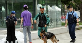 일본 경찰 당국이 좀비 담배라고 불리는 마약 남용 사례가 퍼지자 단속 강화에 나섰다. 사진은 순찰 중인 일본 경찰의 모습. 해당 기사와 직접적인 연관 없음. /사진=로이터