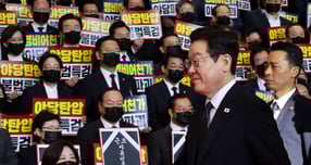 국민의힘이 4일 2026년도 정부 예산안 시정연설에 대해 전형적인 포퓰리즘 예산이라고 지적했다. 사진은 4일 이재명 대통령이 내년도 정부 예산안에 대한 시정연설을 하기 위해 서울 여의도 국회에 도착한 가운데 피케팅 시위를 벌이고 있는 국민의힘 의원들에게 인사한뒤 이동하고 있는 모습. /사진=뉴시스(국회사진기자단)