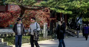 5일은 대체로 맑고 포근한 가을 날씨를 보이겠다. 사진은 완연한 가을 날씨를 보인 4일 서울 중구 덕수궁을 찾은 시민들이 겉옷을 들고 이동하고 있는 모습. /사진=뉴시스