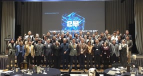 4일 롯데호텔 부산에서 열린 전력반도체 지산학 K-포럼 참석자들이 기념촬영을 하고 있다./사진=이채열 기자