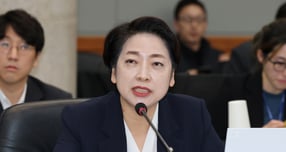 황정아 더불어민주당 위원이 24일 대전 한국전자통신연구원(ETRI)에서 열린 국회 과학기술정보방송통신위원회 국정감사에서 질의하고 있다. / 사진=뉴스1 DB