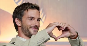 미국 피플지가 선정한 2025년 &#039;가장 섹시한 남자&#039;로 할리우드 배우 조나단 베일리가 꼽혔다. 사진은 할리우드 배우 조나단 베일리가 지닌 7월 서울 종로구 포시즌스 호텔 서울에서 열린 영화 &#039;쥬라기 월드 : 새로운 시작’ 내한 기자회견에 참석한 모습. /사진=뉴스