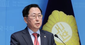 유용원 국민의힘 의원이 4일 서울 여의도 국회 소통관에서 핵추진 잠수함의 국내 건조 필요성에 대한 기자회견을 하고 있다. /사진=뉴스