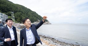 올 상반기 현대건설이 부산 가덕도 신공항 사업에서 철수한 이후 사업이 반년째 표류하고 있다. 사진은 김윤덕 국토교통부 장관이 지난 8월 가덕도신공항건설공단과 부산광역시 강서구 가덕도신공항 건설 에정지를 방문한 모습. /사진=뉴스