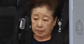  한학자 통일교 총재가 요청한 구속집행정지 신청을 법원이 받아들였다. 사진은 한 총재가 지난 9월22일 오후 구속 전 피의자심문(영장실질심사)을 마친 뒤 서울 서초구 중앙지방법원을 나서는 모습. /사진=뉴스