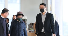 김건희 특검팀이 양평 공흥지구 개발 특혜 의혹과 관련해 지난 4일 김건희 여사의 모친과 오빠를 12시간가량 조사했다. 사진은 김건희 여사의 모친 최은순(오른쪽)씨와 오빠 김진우씨가 지난 4일 서울 종로구 KT광화문빌딩 웨스트에 마련된 민중기 특별검사 사무실에 피의자 신분으로 출석한 모습. /사진=뉴시스 