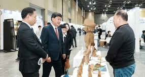 방세환 시장이 ‘제14회 광주시 기업박람회’에서 참가 기업의 제품을 살펴보고 있다. /사진제공=광주시