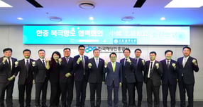 안병길 해진공 사장(오른쪽 여섯 번째)이 관계자들과 기념촬영을 하고 있다. /사진제공=해진공