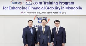 이종국 캠코 기업지원부문 총괄이사(가운데)가 엥크트루 민주어 몽골자산관리공사 사장(오른쪽) 및 게렐트-오드 훈바트 몽골예금보험공사 경영지원실장(왼쪽)과 기념쵤영을 하고 있다./사진=캠코