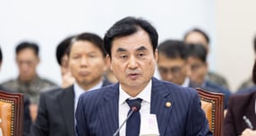 안규백 국방부 장관이 5일 서울 여의도 국회에서 열린 국회 국방위원회 전체회의에서 해군이 도입하려는 핵추진 잠수함 관련 질의에 답변하고 있다. /사진=뉴스