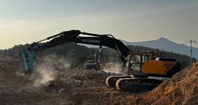 포스코이앤씨가 국내 최초로 원격제어 굴착기 현장 실증에 성공했다. 사진은 여수 화태-백야 도로건설 제1공구 내 원격제어 굴착기 현장 실증 사진. /사진=포스코이앤씨