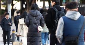 6일은 전국이 대체로 맑겠으나 일교차가 크고 미세먼지가 나쁘겠다. 사진은 전국 아침 최저 기온이 -2~11도로 올 가을 가장 추운 날씨를 보인 지난달 27일 오전 서울 종로구 광교 사거리에서 시민들이 두꺼운 외투를 입고 발걸음을 옮기고 있는 모습. /사진=뉴스