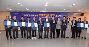 강기정 광주시장이 5일 오후 시청 중회의실에서 열린 &#039;본량동 영농형 태양광 민관협의회 출범식&#039;에 참석해 민간측 농민대표에게 위촉장을 수여한 후 기념촬영을 하고 있다. /사진제공=광주시  