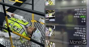 2025 스마트건설·안전·AI 엑스포에서 LH 부스 관계자가 시연하고 있다. /사진=장동규 기자