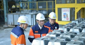 최윤범 고려아연 회장이 온산제련소 내 안티모니 공장을 방문해 생산제품을 둘러보고 있다. / 사진=고려아연 