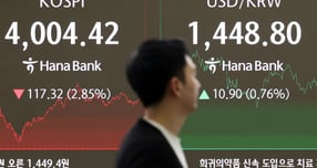 국내 증시에서 5일 시가총액 111조원이 증발했다. 사진은 5일 서울 중구 하나은행 딜링룸. /사진=뉴시스 