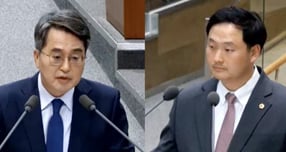 지난 5일 경기도의회 본회의에서  김동연 경기도시사(왼쪽)가 고준호 도의원(오른쪽) 질의에 답변하고 있다. /사진제공=경기도의회