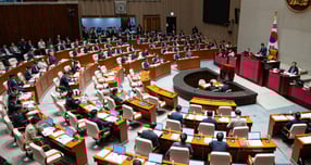 국회 예산결산특별위원회가 6일 오전 서울 여의도 국회에서 전체회의를 열고 이재명 정부 첫 예산안 종합정책질의를 실시한다. 사진은 지난 8월25일 한병도 국회 예산결산특별위원장이 서울 여의도 국회에서 열린 제428회 국회(임시회) 예산결산특별위원회 제1차 전체회의에서 의사봉을 두드리고 있는 모습. /사진=뉴스