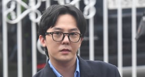 가수 지드래곤이 마약 투약 누명으로 인해 은퇴를 고민했다고 털어놨다. 사진은 지드래곤이 지난 2023년 11월 마약 투약 혐의와 관련해 조사를 받기 위해 인천 남동구 인천논현경찰서에 출석한 모습. /사진=머니S 장동규 기자