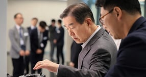 5일 삼양디스커버리센터에서 열린 ‘삼양 이노베이션 R&amp;D 페어 2025’에서 삼양홀딩스 김윤 회장이 전시 과제를 살펴보고 있다. / 사진=삼양그룹