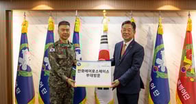 지난 5일 육군 9사단 백마부대에서 진행된 위문금 전달식에서 강준수 한화에어로스페이스 임원(오른쪽)과 권영우 9사단장 직무대리(왼쪽)가 기념사진을 찍던 모습. /사진=한화에어로스페이스