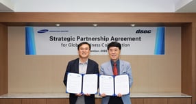 김경희 삼성중공업 부사장(왼쪽)과 윤석용 디섹 대표이사가 업무협약을 체결하는 모습. /사진=삼성중공업