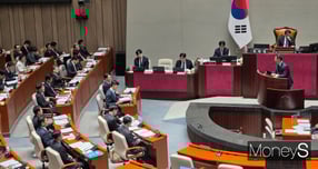 국회 예산결산특별위원회가 내년도 본예산 심사 일정에 돌입한 가운데 김상욱 의원(더불어민주당·울산 남구갑)이 국내 석유화학 산업의 위기 상황을 지적하며 정부의 대응책을 추궁했다. 사진은 이날 질의에 나선 김상욱 의원의 모습. /사진=김성아 기자