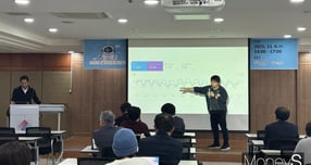 광주무역회관 12층 연수실에서 구글 본사 관계자가 지역 중소기업 관계자들에게 글로벌 온라인 경쟁력 강화를 위한 검색엔진 최적화 세미나를 진행하고 있다. /사진제공=무협 광주전남본부 